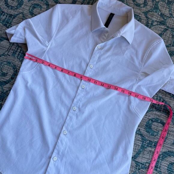 Lululemon Men's White Short Sleeve Button-Down Shirt - Picture 5 of 6